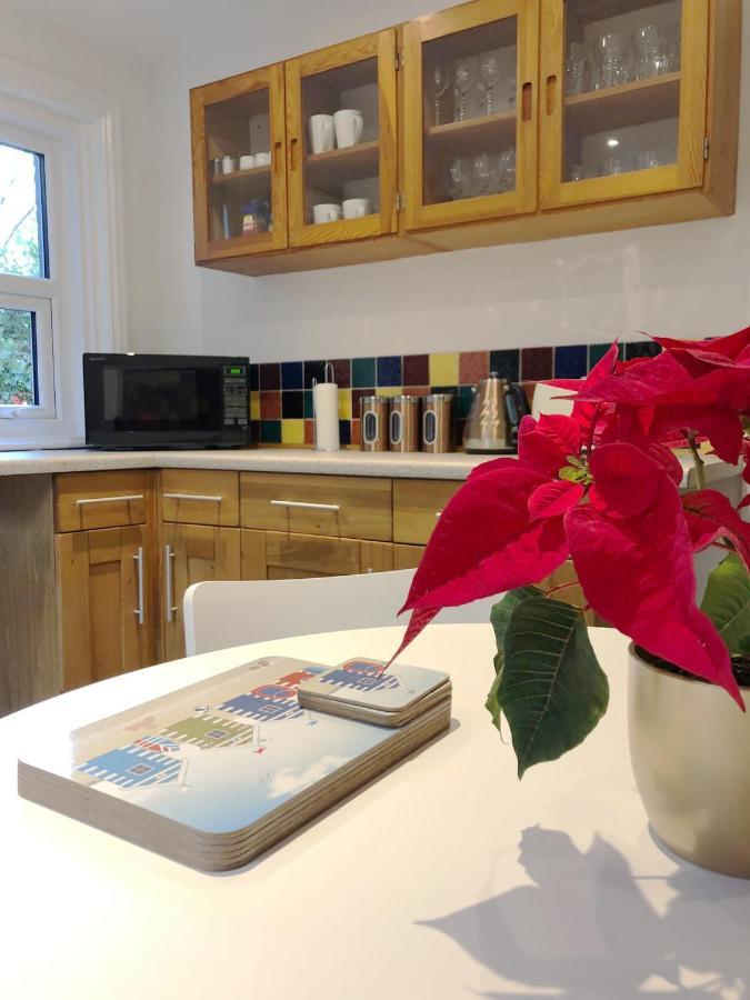 Summer Breeze -3 Bed-Sleeps 6-Parking-Walk To The Beach-Spacious-Families-Groups-Professionals Welcome Bornemouth Extérieur photo