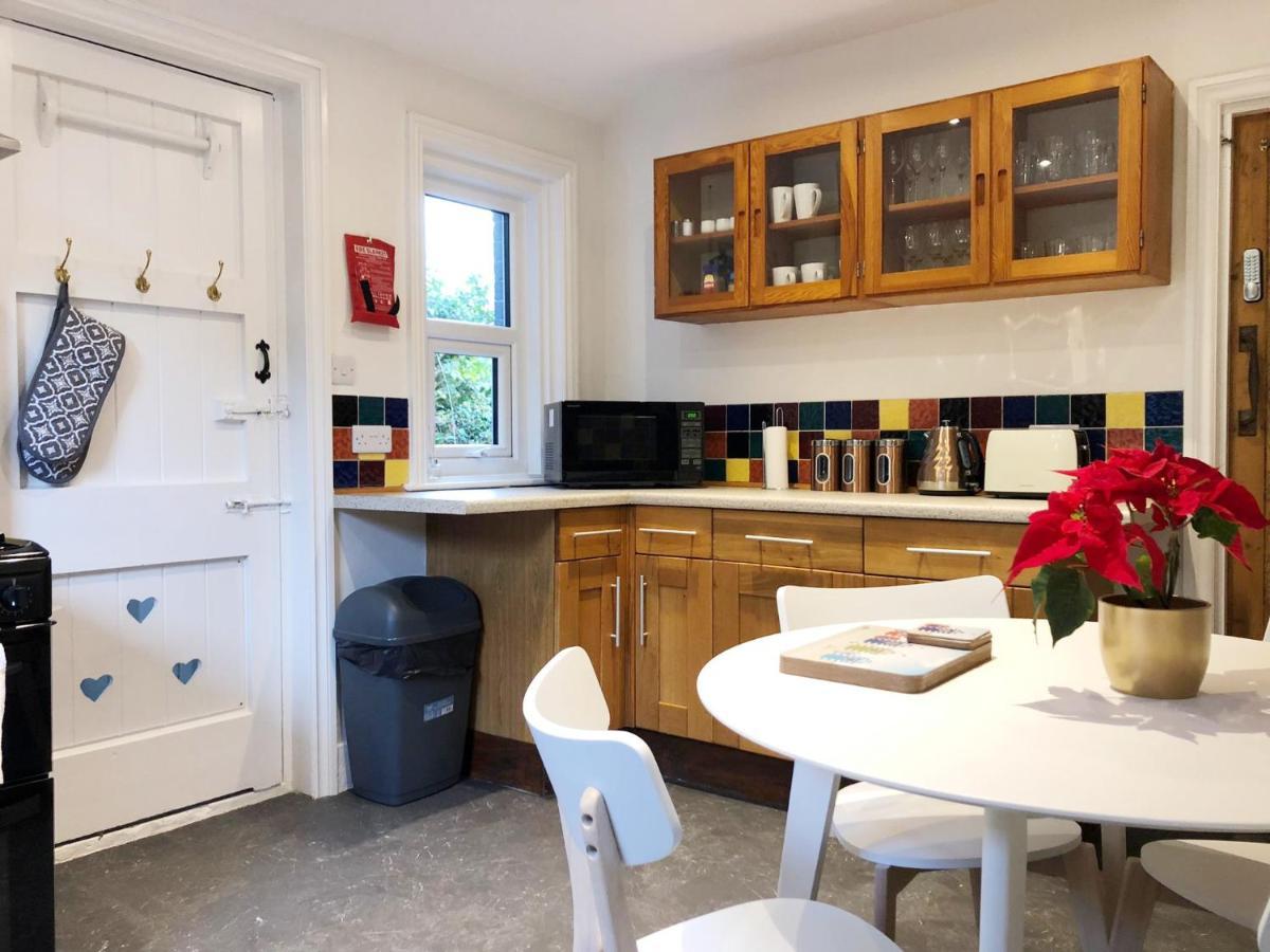 Summer Breeze -3 Bed-Sleeps 6-Parking-Walk To The Beach-Spacious-Families-Groups-Professionals Welcome Bornemouth Extérieur photo
